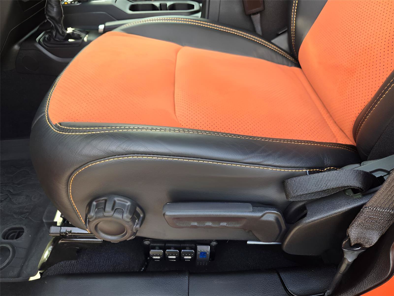 Used 2023 Jeep Wrangler Unlimited Sahara AWD/4WD image 22