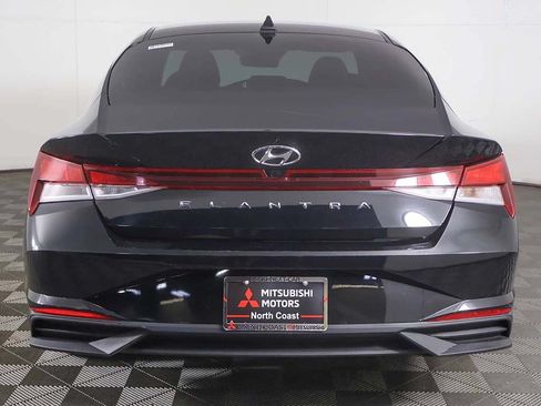 Used 2022 Hyundai Elantra SEL w/ Convenience Package FWD image 12