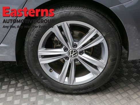 Used 2024 Volkswagen Jetta SE FWD image 8