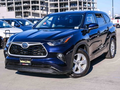 Used 2023 Toyota Highlander LE AWD/4WD image 1