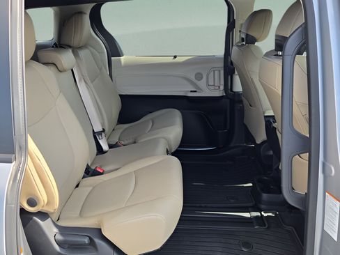Used 2023 Toyota Sienna XLE w/ XLE Plus Package FWD image 14
