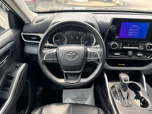 Used 2024 Toyota Highlander XLE FWD image 28