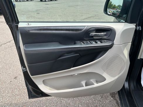 Used 2014 Chrysler Town & Country Touring w/ Trailer Tow Group FWD image 14
