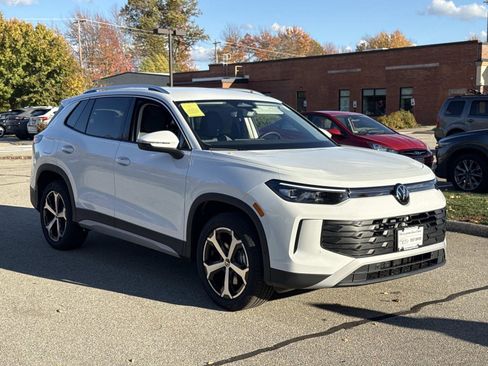 Used 2025 Volkswagen Tiguan SE image 27
