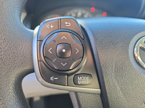 Used 2014 Toyota Camry L image 17