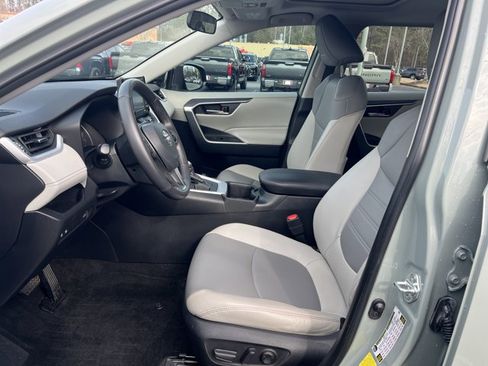 Used 2022 Toyota RAV4 XLE Premium image 10