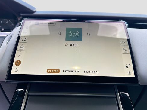 Used 2024 Land Rover Range Rover Velar Dynamic SE image 31