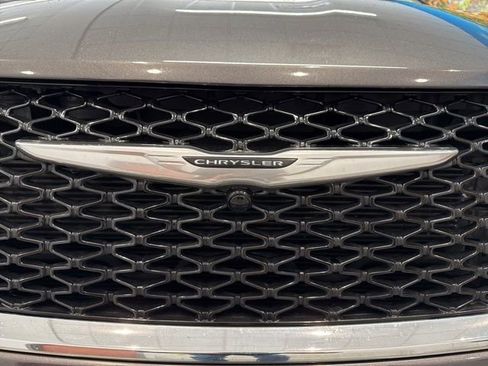 Used 2023 Chrysler Pacifica Touring-L image 13