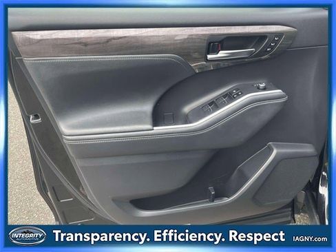 Used 2023 Toyota Highlander Platinum image 17