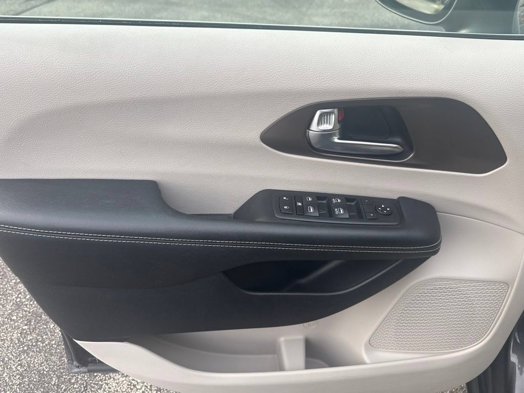 Used 2020 Chrysler Voyager Lxi FWD image 21