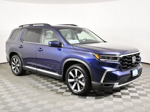 Used 2025 Honda Pilot Touring image 4