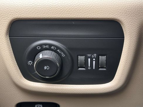 Used 2022 Jeep Grand Cherokee Limited image 25