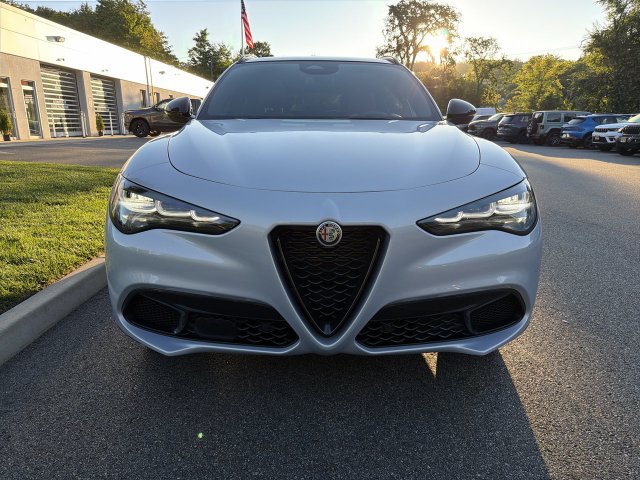 Used 2025 Alfa Romeo Stelvio Sprint AWD/4WD image 3