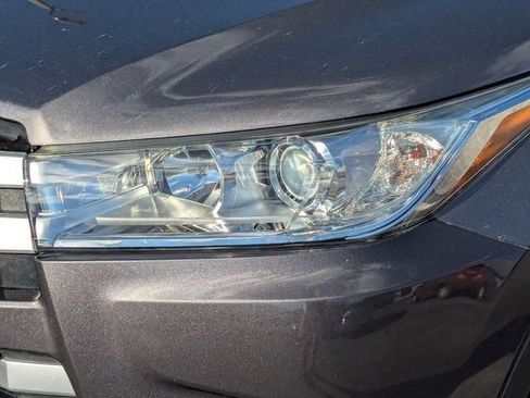 Used 2019 Toyota Highlander LE image 10