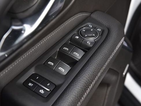 Used 2021 GMC Yukon Denali w/ Denali Premium Package image 8