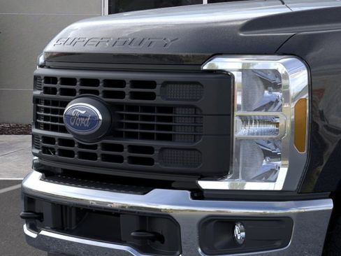 New 2026 Ford F250 XL w/ XL Chrome Package image 17