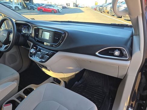 Used 2017 Chrysler Pacifica LX image 14