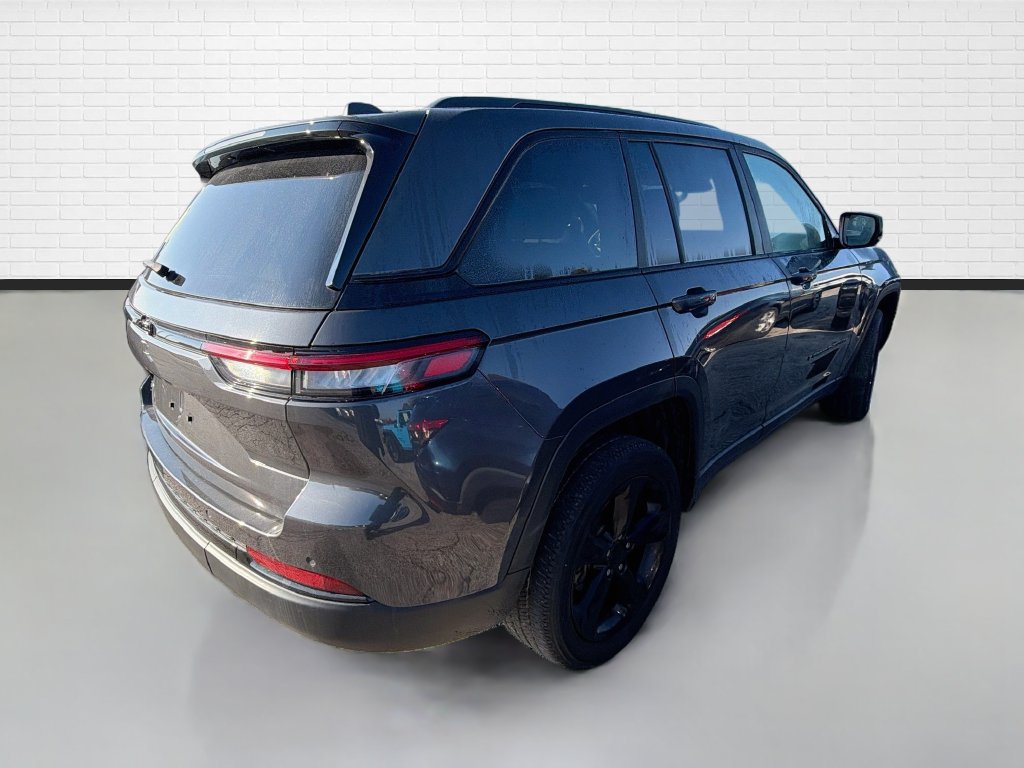 Used 2023 Jeep Grand Cherokee Altitude AWD/4WD image 8