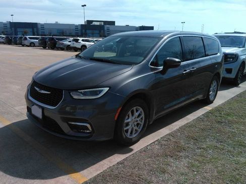 Used 2023 Chrysler Pacifica Touring-L image 2