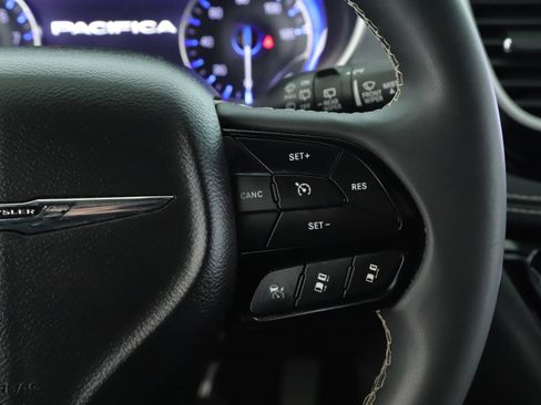 Used 2023 Chrysler Pacifica Touring-L w/ S Appearance Package image 8