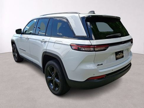 Used 2023 Jeep Grand Cherokee Altitude AWD/4WD image 5