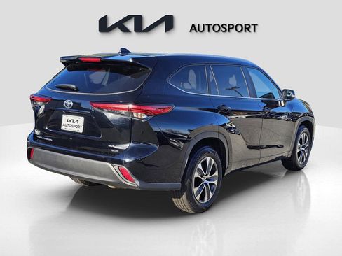 Used 2023 Toyota Highlander XLE image 8