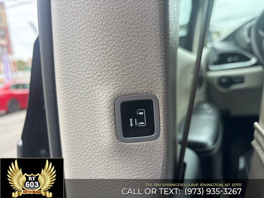 Used 2024 Chrysler Pacifica Touring-L FWD image 12