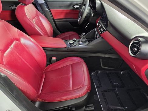 Used 2019 Alfa Romeo Giulia image 33