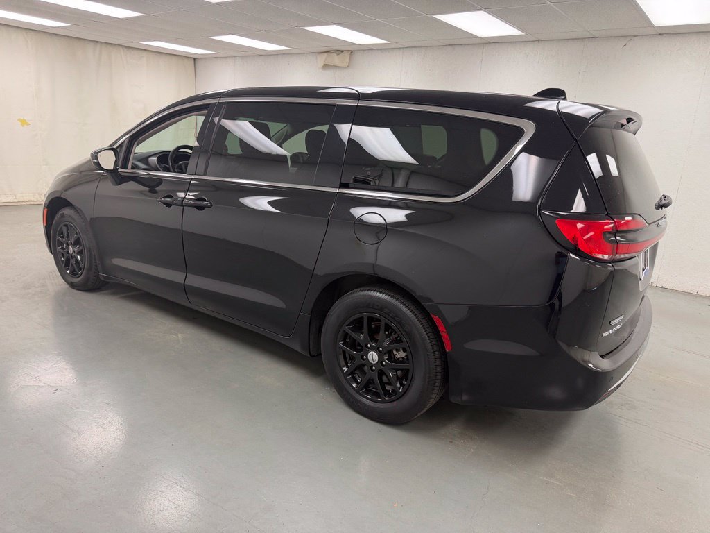 Used 2024 Chrysler Pacifica Touring-L FWD image 3
