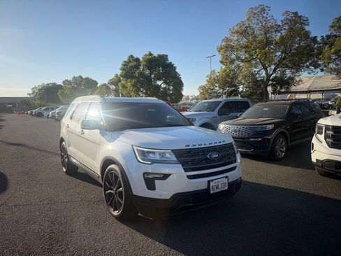Used 2018 Ford Explorer XLT w/ Equipment Group 202A FWD image 2