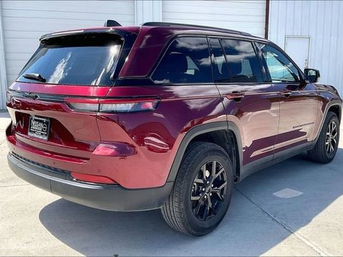 Used 2025 Jeep Grand Cherokee Altitude AWD/4WD image 6