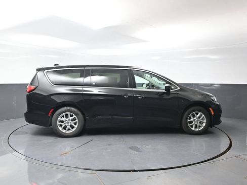 Used 2024 Chrysler Pacifica Touring-L FWD image 3