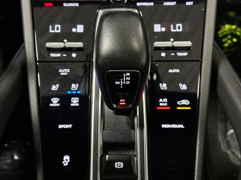 Used 2022 Porsche Cayenne w/ Premium Package image 45