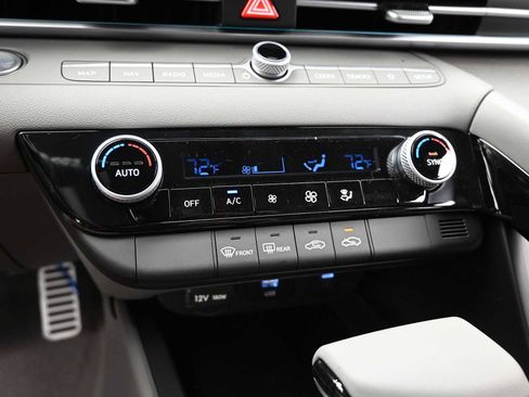 Used 2025 Hyundai Elantra SEL FWD image 19