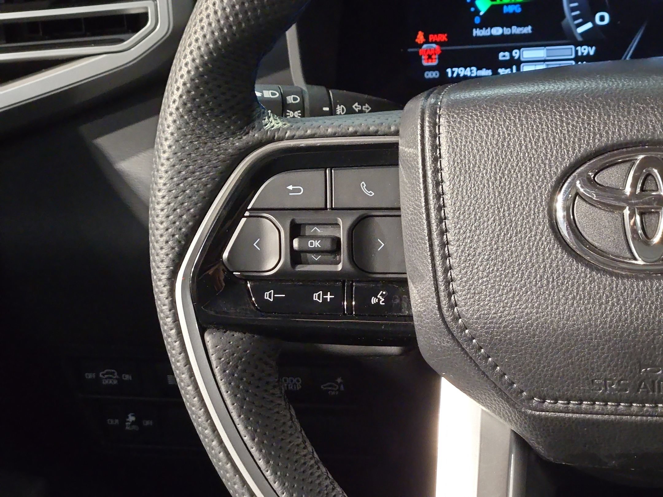 Certified 2025 Toyota Sequoia Platinum AWD/4WD image 28