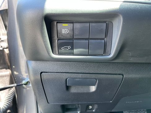 Used 2023 Toyota Highlander XLE AWD/4WD image 13