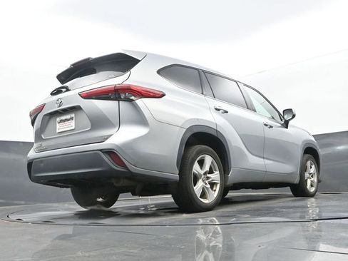 Used 2020 Toyota Highlander LE FWD image 11
