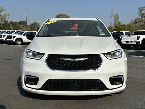 Used 2024 Chrysler Pacifica Touring-L image 2