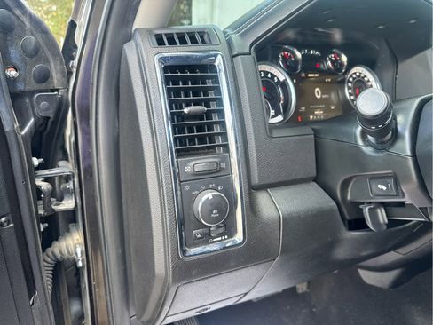 Used 2018 RAM 1500 Laramie image 23