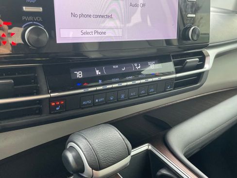 Used 2024 Toyota Sienna XLE image 18