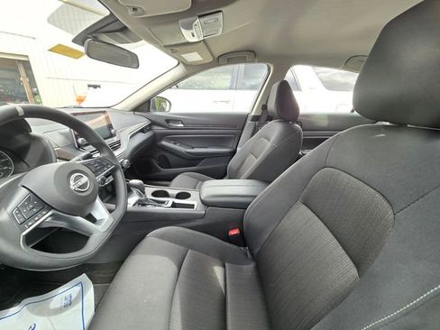 Used 2025 Nissan Altima 2.5 SV FWD image 9