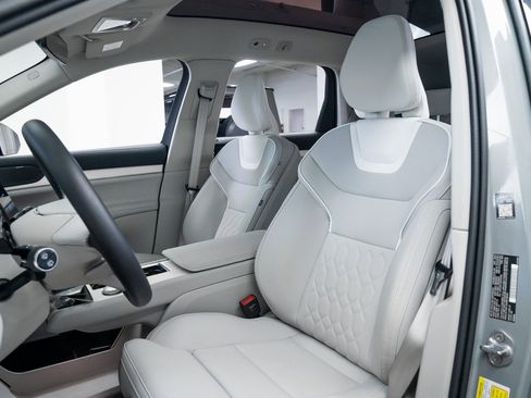 Used 2025 Volvo EX90 Ultra image 18