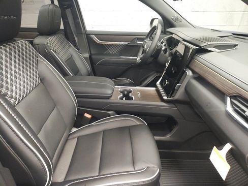 New 2026 GMC Acadia Denali w/ Super Cruise Package image 7