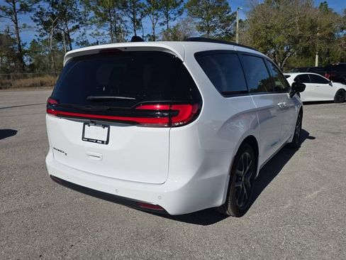 New 2026 Chrysler Pacifica Select w/ S Appearance Package FWD image 4