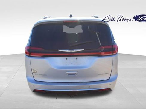 Used 2023 Chrysler Pacifica Limited image 6