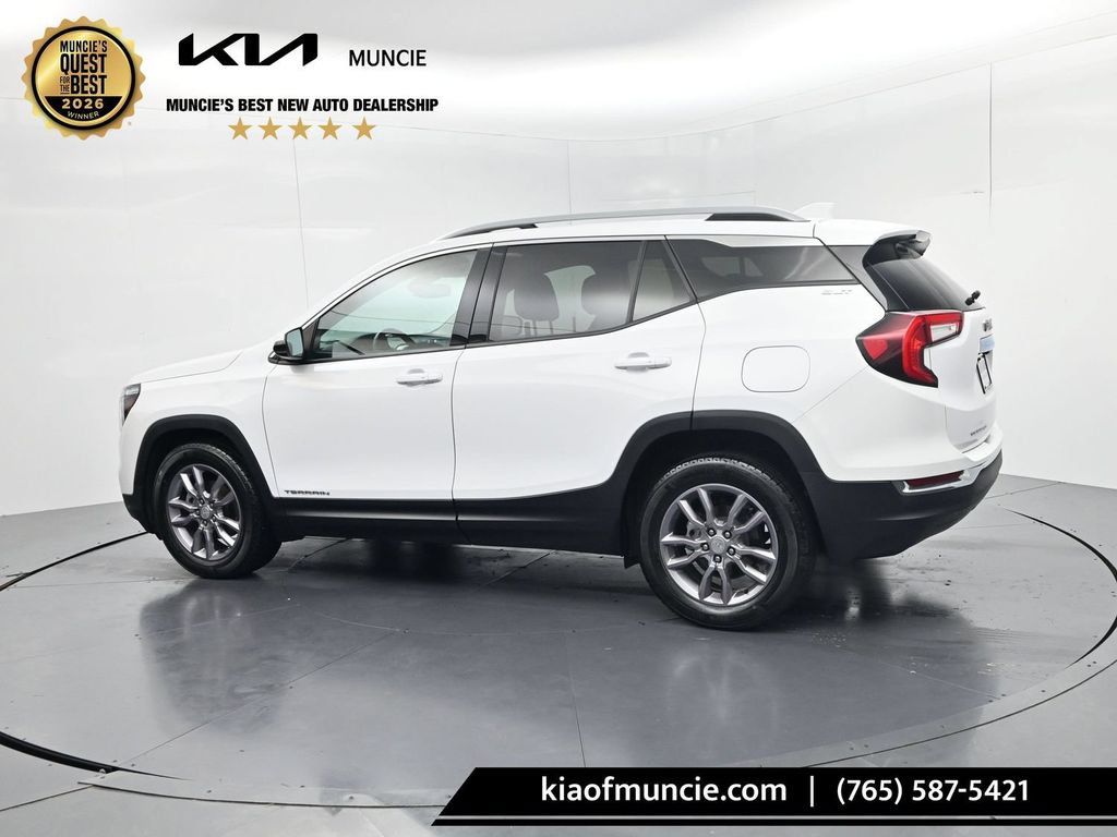 Used 2024 GMC Terrain SLT w/ Infotainment Package II FWD image 5