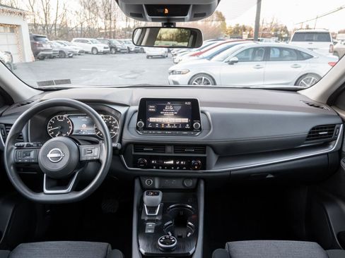 Used 2023 Nissan Rogue SV image 2