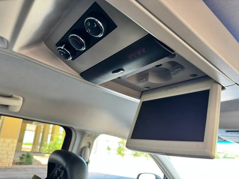 Used 2014 Chrysler Town & Country Touring FWD image 19