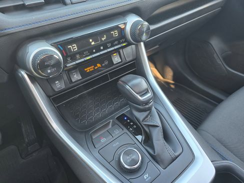 Used 2022 Toyota RAV4 SE w/ Convenience Package image 15
