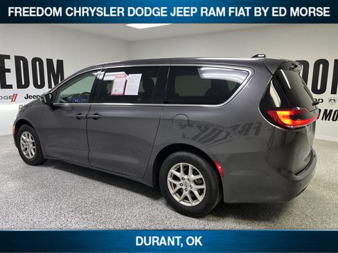 Used 2023 Chrysler Pacifica Touring-L FWD image 6